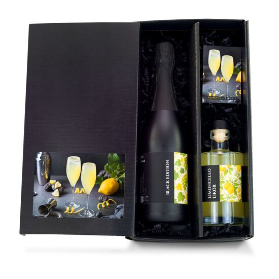 Sie erhalten einen Rezeptflyer, eine Flasche Sekt und eine Flasche Limoncello in einem schwarz-matten Geschenkkarton mit Aufkleber.