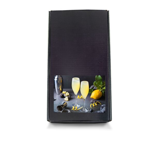 Sie erhalten einen Rezeptflyer, eine Flasche Sekt und eine Flasche Limoncello in einem schwarz-matten Geschenkkarton mit Aufkleber.