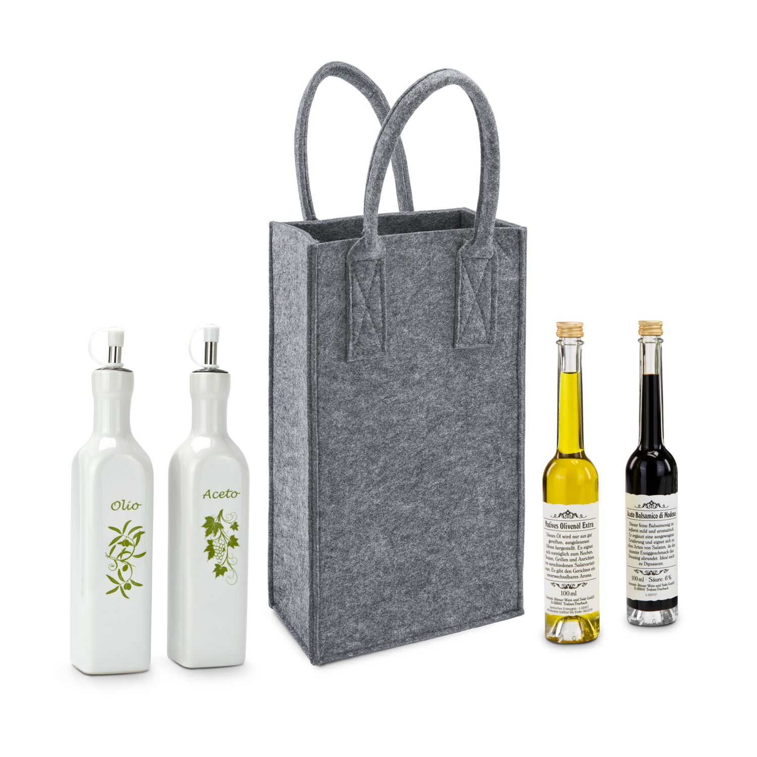 Zwei Rominox Essig- und Öl-Spender und jeweils eine Flasche Olivenöl und Aceto verpackt in einer grauen Filztasche mit Henkel.