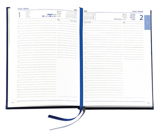 Buchkalender "Daily Chefkalender INT" im Format 14,5 x 20,5 cm, Kalendarium 4-sprachig D/F/I/GB Grau/Blau mit 2 Lesebändern, 416 Seiten Fadenheftung, Eckenperforation, Einband Slinky bordeaux