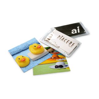 Ideal zur Reinigung glatter Oberflächen wie Bildschirme, Handydisplays oder Brillengläser. Geliefert in Schutzetui.