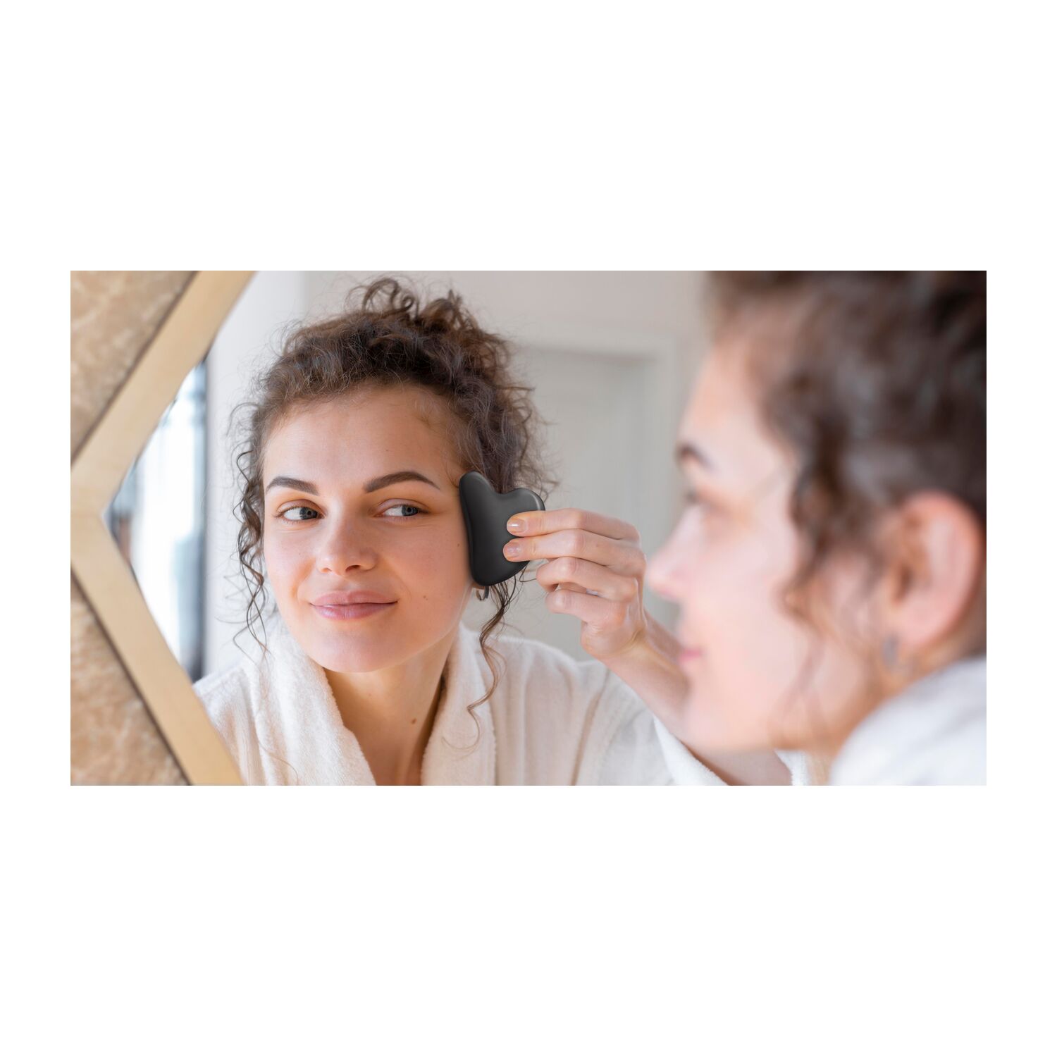 Massagestein aus schwarzem Obsidian in schicker Metalldose, für die Verwendung der traditionell chinesischen Massage-Technik Gua Sha.