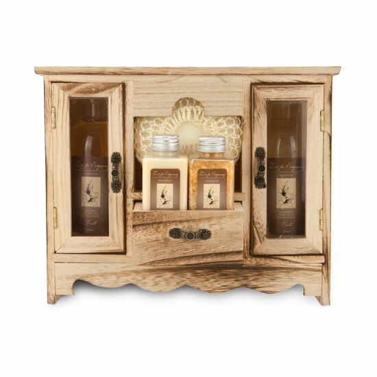 Je 270 ml Duschgel und Schaumbad, 140 ml Bodylotion, 140 g Badesalz, Sisal-Schwamm, im Holzschränkchen. Duftrichtung: Vanille