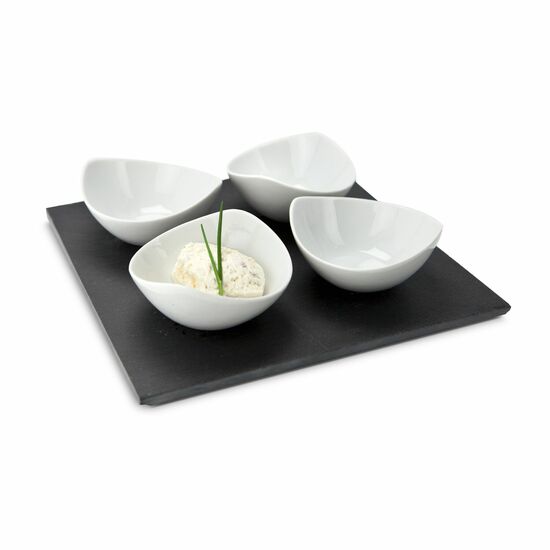 4 schwungvolle, helle Schalen und eine dunkle Schieferplatte, ideal zum Servieren von Dips, Soßen oder Marmeladen