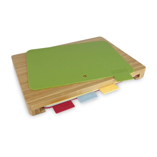 4 registerartige, farbige Kunststoffbretter im Bambuskörper, zur hygienischen Trennung verschiedener Lebensmittelarten (Bambus, Kunststoff)