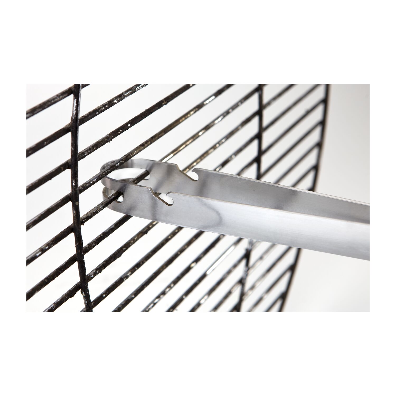 Innovative Profi-Grillzange mit fünf praktischen Funktionen: Grillzange, Grillgabel, Flaschenöffner, Grillrost-Reiniger und Grillrost-Heber