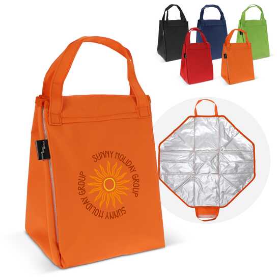 Gefaltete Kühltasche und Picknickmatte